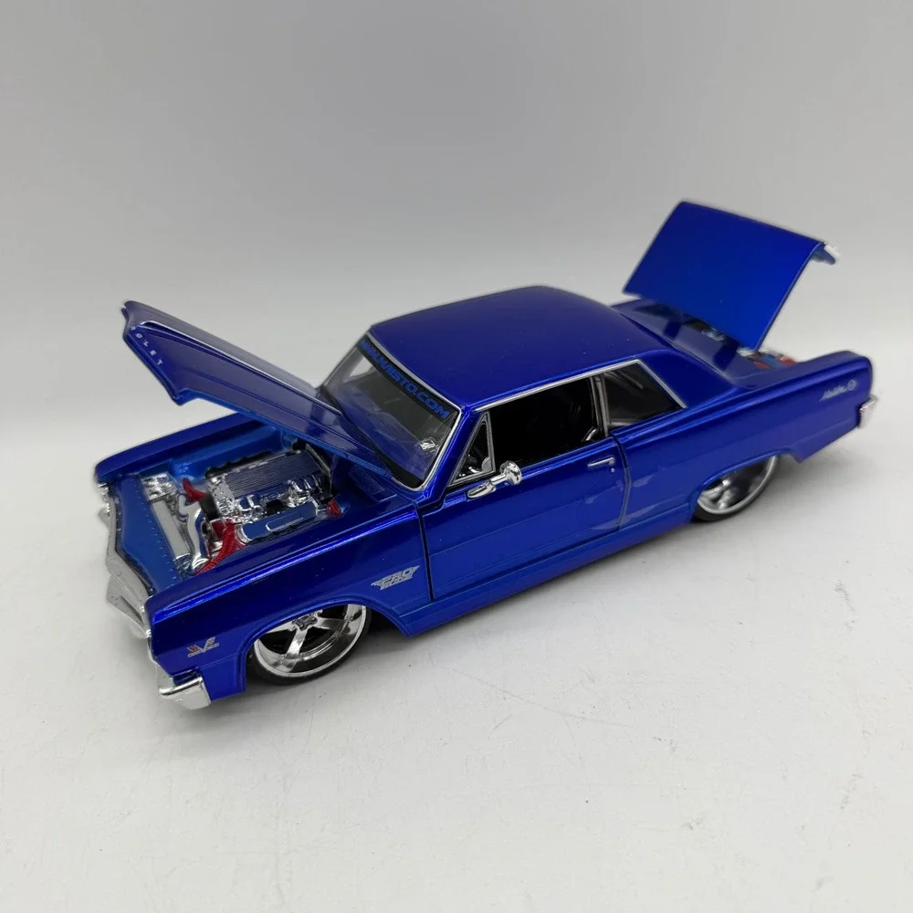 Maisto 31090 Pro Rodz 1:24 Scale 1965 Chevrolet Malibu SS 2005 Diecast Metal Car
